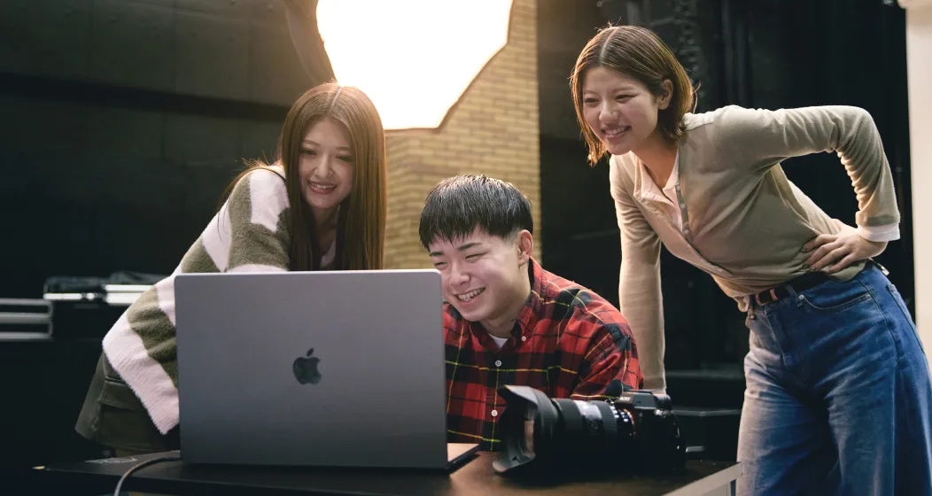 最新設備を使う学生